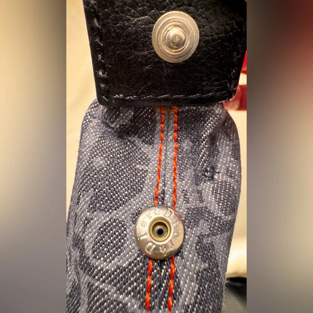 💯 CHRISTIAN DIOR
Blue Trotter Denim Flight Cosmetic Pouch - Picture 14 of 16